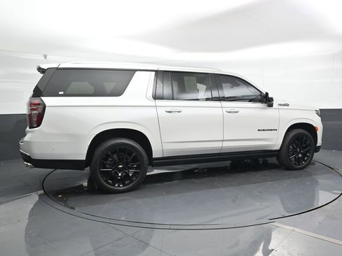 Used 2024 Chevrolet Suburban High Country w/ Advanced Technology Package image 3