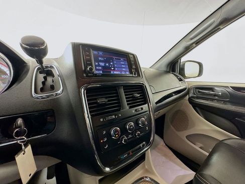 Used 2019 Dodge Grand Caravan SXT image 14