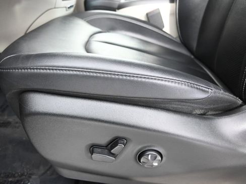 Used 2024 Chrysler Pacifica Touring-L FWD image 23