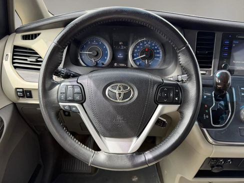 Used 2016 Toyota Sienna XLE image 22
