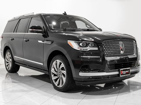 Used 2023 Lincoln Navigator Reserve image 3