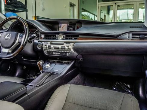 Used 2013 Lexus ES 350 w/ Luxury Pkg FWD image 16
