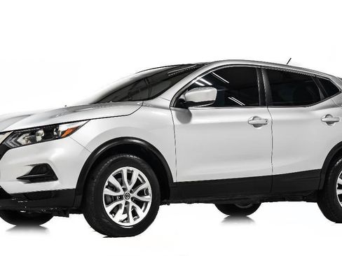 Used 2022 Nissan Rogue Sport S image 2