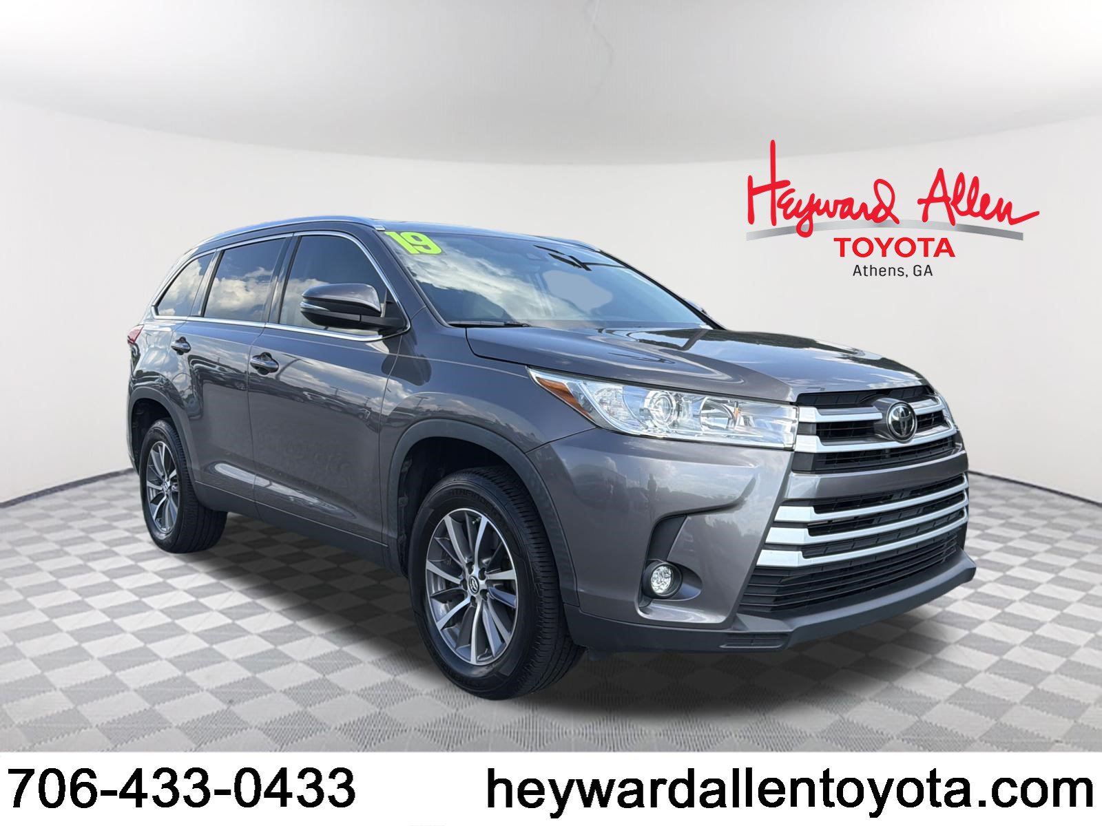 Used 2019 Toyota Highlander XLE FWD image 1