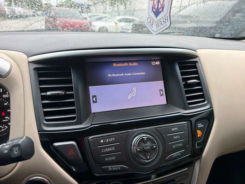 Used 2017 Nissan Pathfinder SV FWD image 2