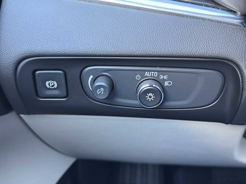 Used 2018 Buick Enclave Essence image 18