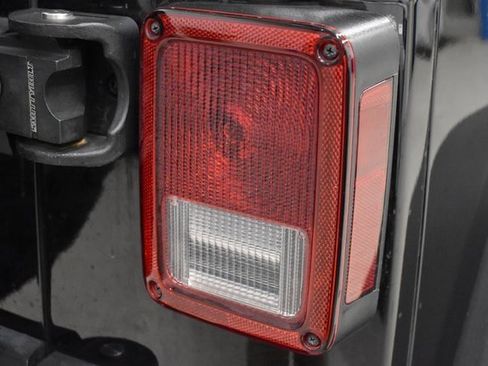 Used 2017 Jeep Wrangler Unlimited Rubicon w/ Cold Weather Group image 12