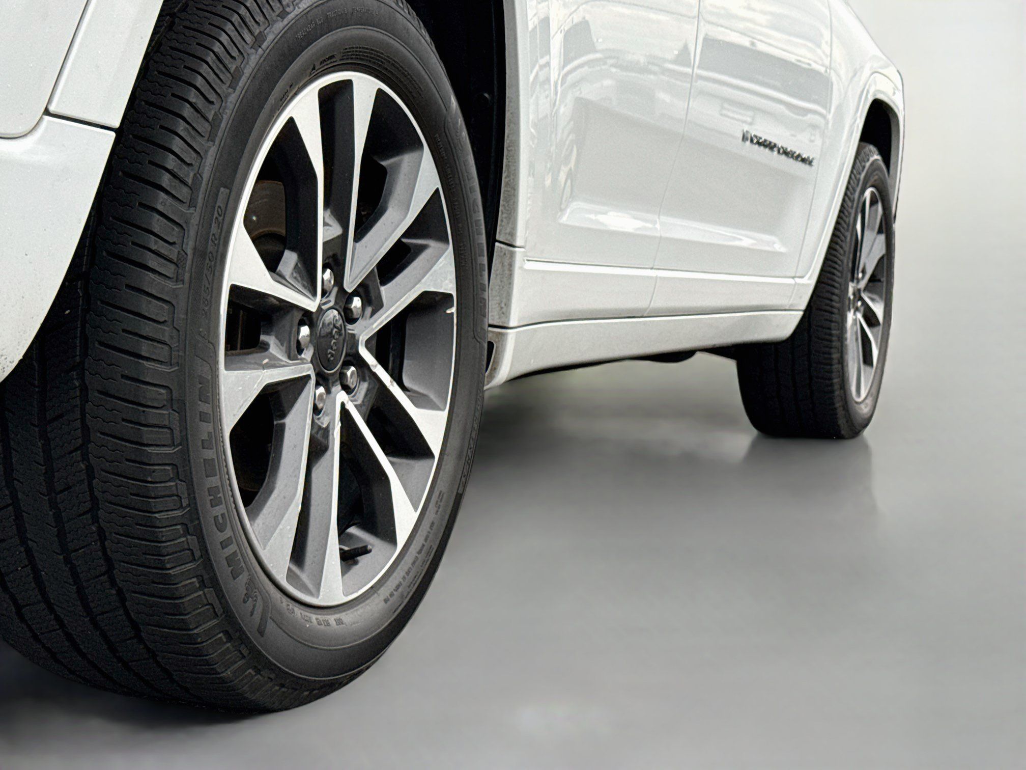 Used 2023 Jeep Grand Cherokee Overland AWD/4WD image 9