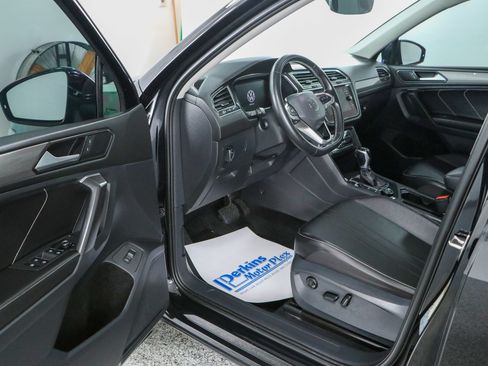 Used 2022 Volkswagen Tiguan SE w/ Panoramic Sunroof Package AWD/4WD image 3