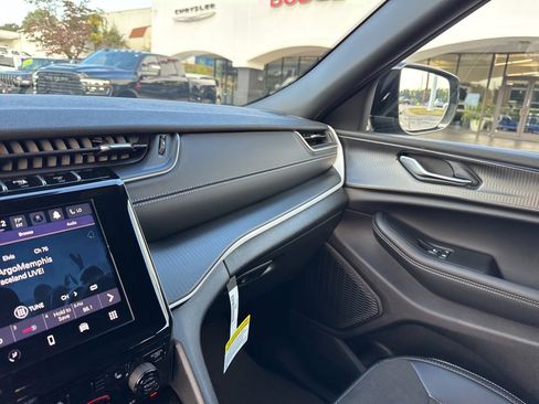 New 2025 Jeep Grand Cherokee Altitude image 30