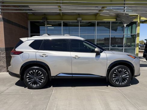 Used 2025 Nissan Rogue Platinum FWD image 9