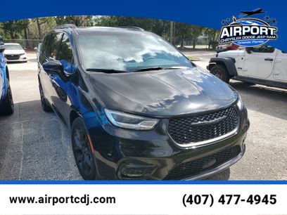 Used 2022 Chrysler Pacifica Limited w/ Uconnect Theater Family Group