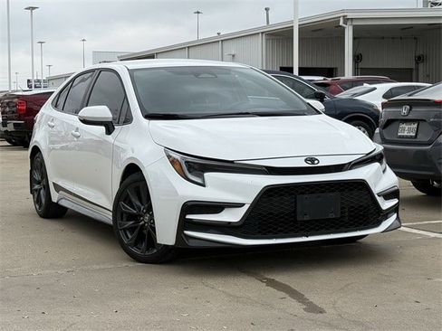 Used 2025 Toyota Corolla SE image 2