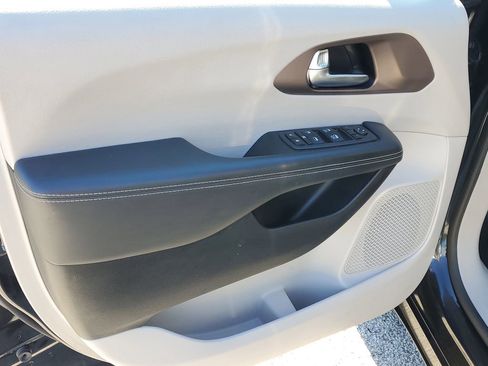 Used 2023 Chrysler Voyager LX FWD image 20