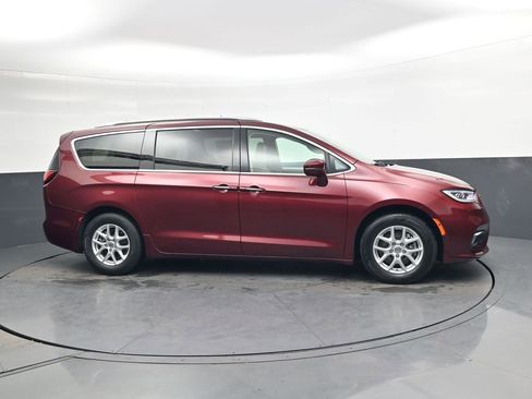 Used 2021 Chrysler Pacifica Touring-L image 3