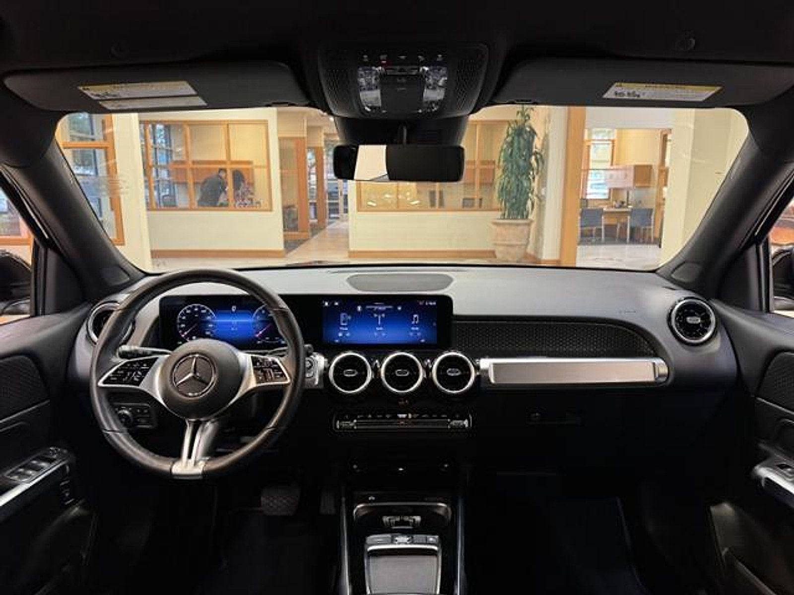 Used 2025 Mercedes-Benz GLB 250 image 10