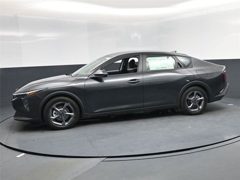 New 2025 Kia K4 LXS image 3