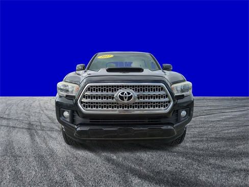 Used 2017 Toyota Tacoma TRD Sport w/ Premium & Technology Package image 9