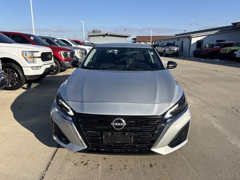 Used 2024 Nissan Altima 2.5 SV image 2