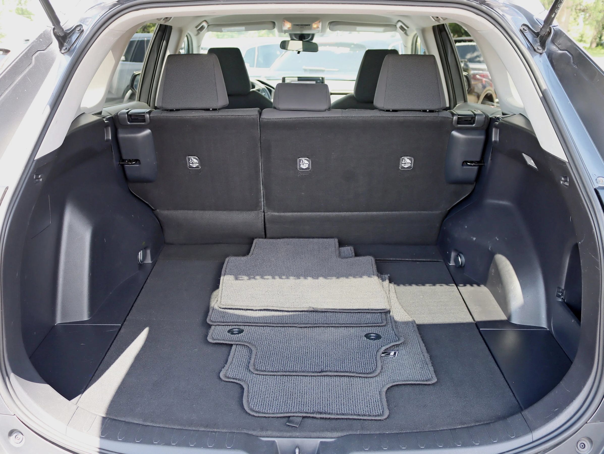 Used 2019 Toyota RAV4 LE w/ All Weather Liner Package AWD/4WD image 33