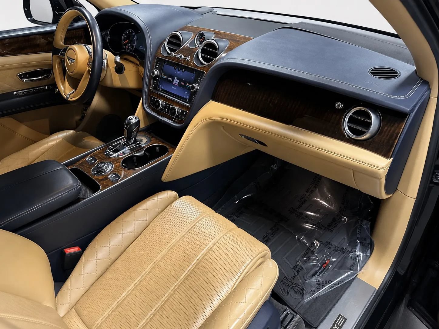 Used 2017 Bentley Bentayga AWD/4WD image 23
