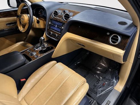 Used 2017 Bentley Bentayga AWD/4WD image 23