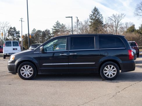Used 2015 Chrysler Town & Country Touring w/ Driver Convenience Group image 24