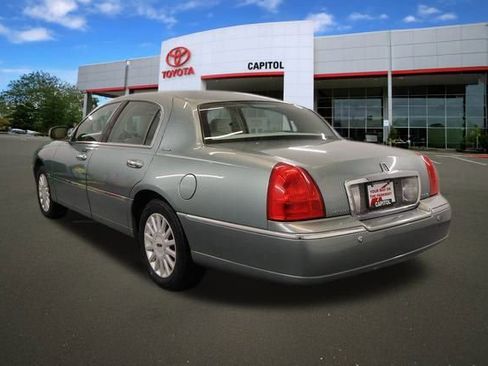 Used 2005 Lincoln Town Car Signature image 4