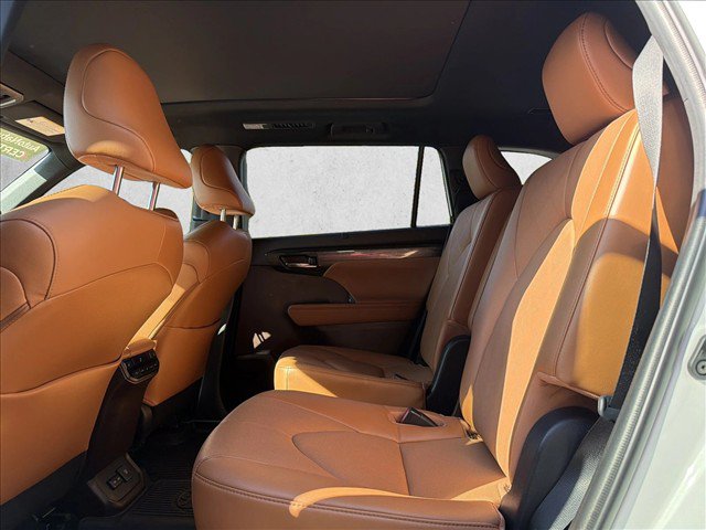 Used 2022 Toyota Highlander Platinum AWD/4WD image 23