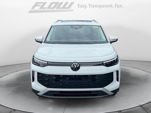 New 2025 Volkswagen Tiguan SE image 2