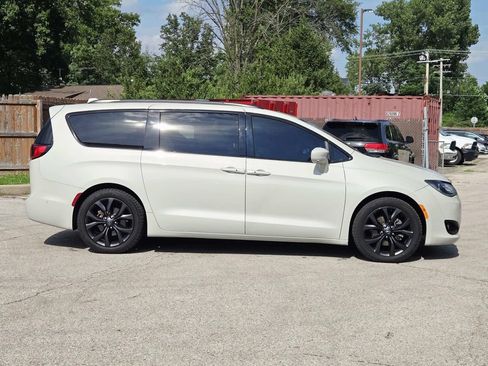 Used 2019 Chrysler Pacifica Touring-L Plus w/ Advanced Safetytec Group FWD image 2