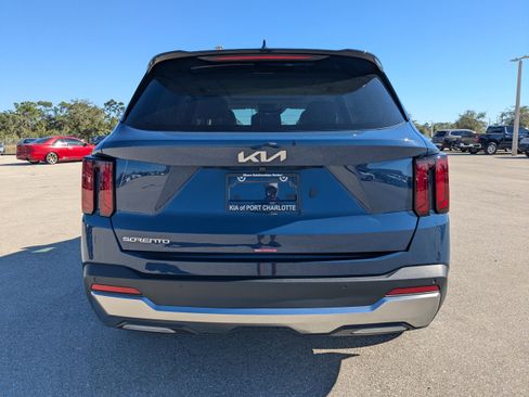Certified 2025 Kia Sorento S w/ Panoramic Sunroof Package image 6