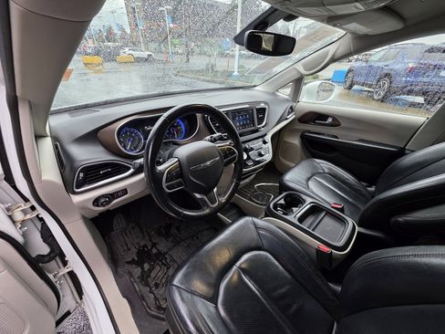 Used 2019 Chrysler Pacifica Touring-L image 12