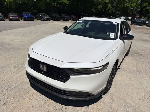 Certified 2025 Honda Accord SE image 3