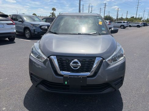 Used 2020 Nissan Kicks S image 2
