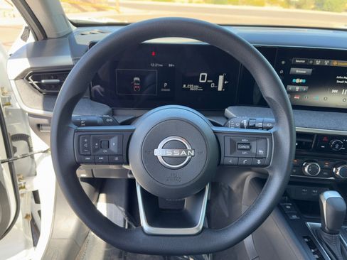 Certified 2025 Nissan Kicks SV image 18