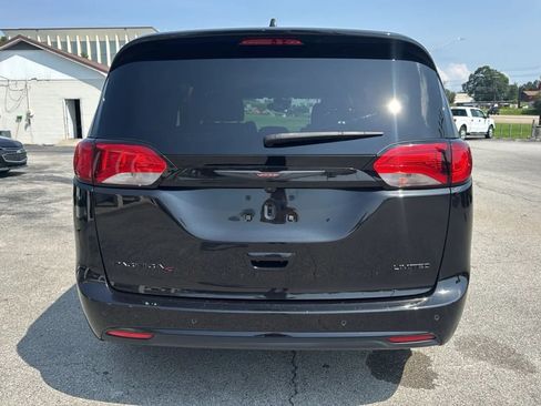 Used 2020 Chrysler Pacifica Limited w/ Quick Order Package 27H Red S FWD image 4