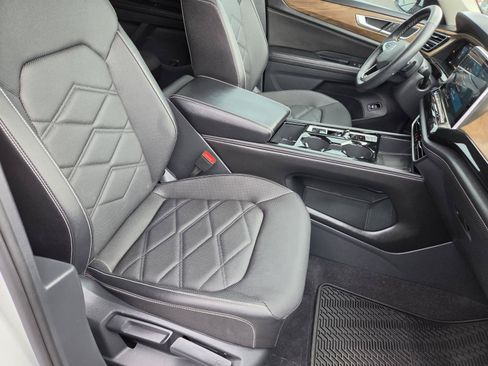 Used 2024 Volkswagen Atlas SE w/ Panoramic Sunroof Package FWD image 10