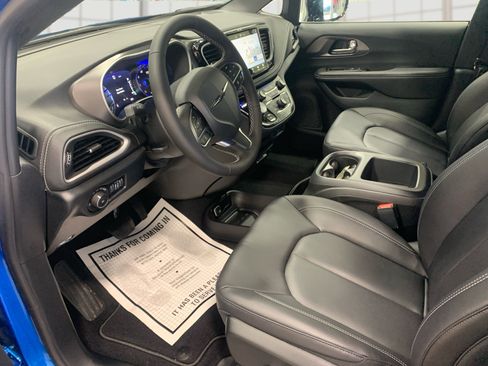 New 2026 Chrysler Pacifica Select image 9