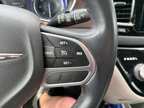 Used 2017 Chrysler Pacifica Touring-L FWD image 8