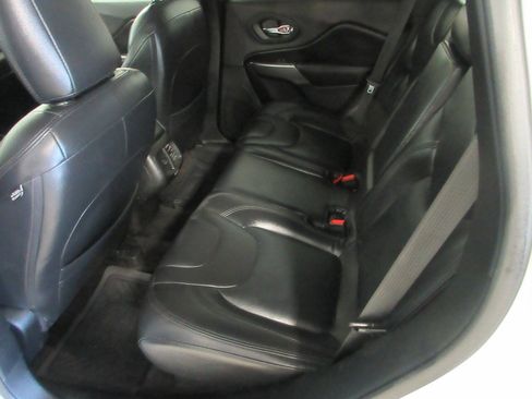 Used 2019 Jeep Cherokee Latitude w/ Cold Weather Group AWD/4WD image 22