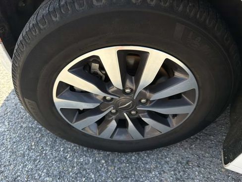 Used 2021 Chrysler Pacifica Touring-L FWD image 27
