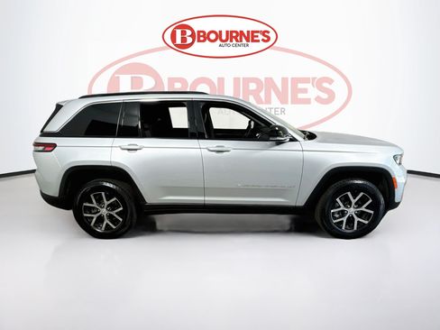 Used 2025 Jeep Grand Cherokee Limited AWD/4WD image 11