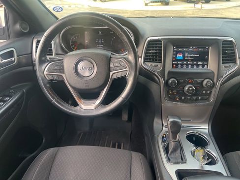 Used 2018 Jeep Grand Cherokee Laredo AWD/4WD image 23