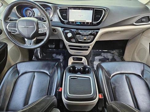 Used 2023 Chrysler Pacifica Touring-L image 15