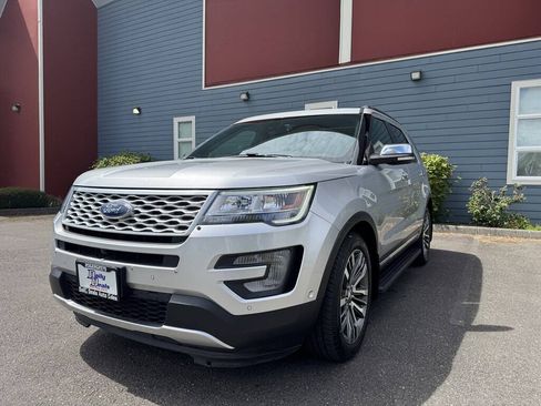 Used 2017 Ford Explorer Platinum AWD/4WD image 4
