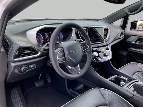 Used 2026 Chrysler Pacifica Limited FWD image 18