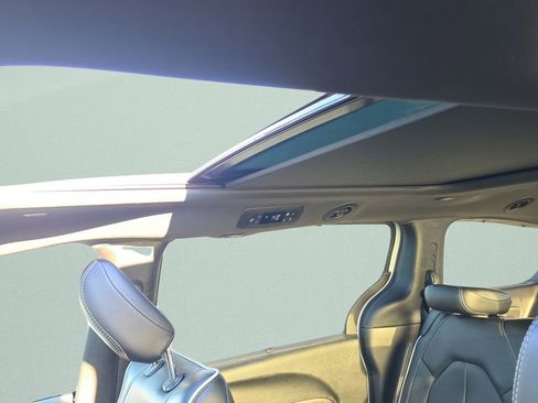 Used 2025 Chrysler Pacifica Limited FWD image 28