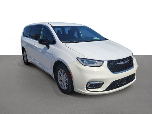 Used 2024 Chrysler Pacifica Touring FWD image 2