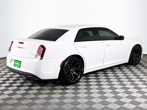 Used 2019 Chrysler 300 Touring w/ Sport Appearance Package image 10